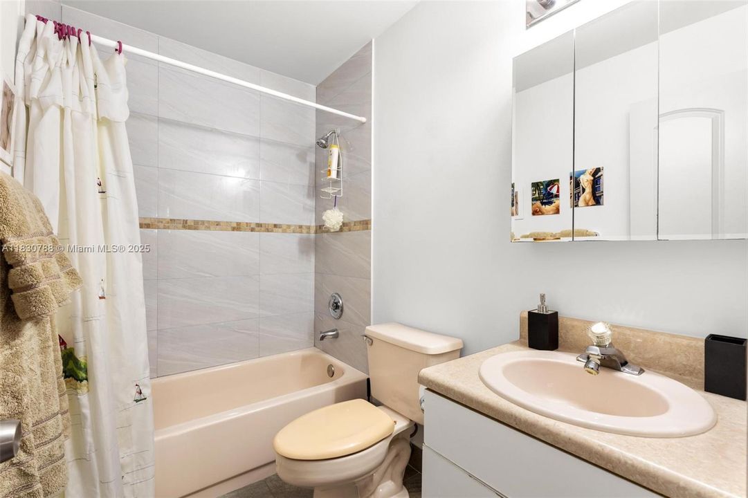 合同活跃: $299,000 (2 贝兹, 2 浴室, 1191 平方英尺)