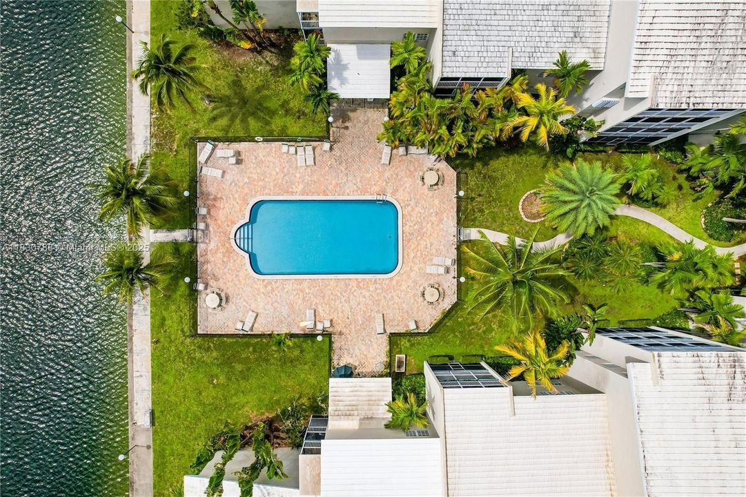 合同活跃: $299,000 (2 贝兹, 2 浴室, 1191 平方英尺)