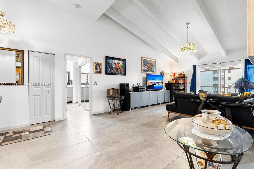 合同活跃: $299,000 (2 贝兹, 2 浴室, 1191 平方英尺)