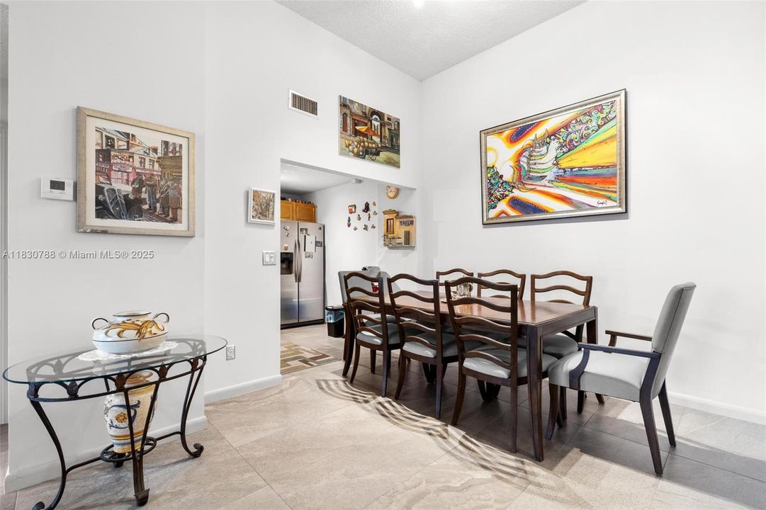 合同活跃: $299,000 (2 贝兹, 2 浴室, 1191 平方英尺)