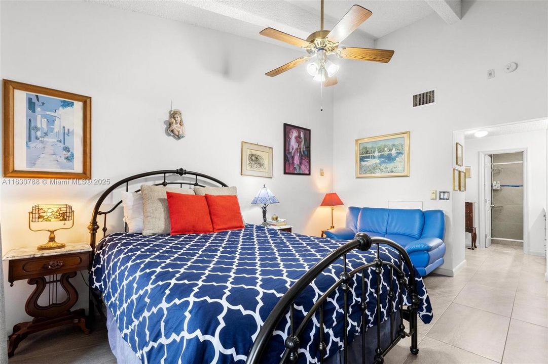 合同活跃: $299,000 (2 贝兹, 2 浴室, 1191 平方英尺)