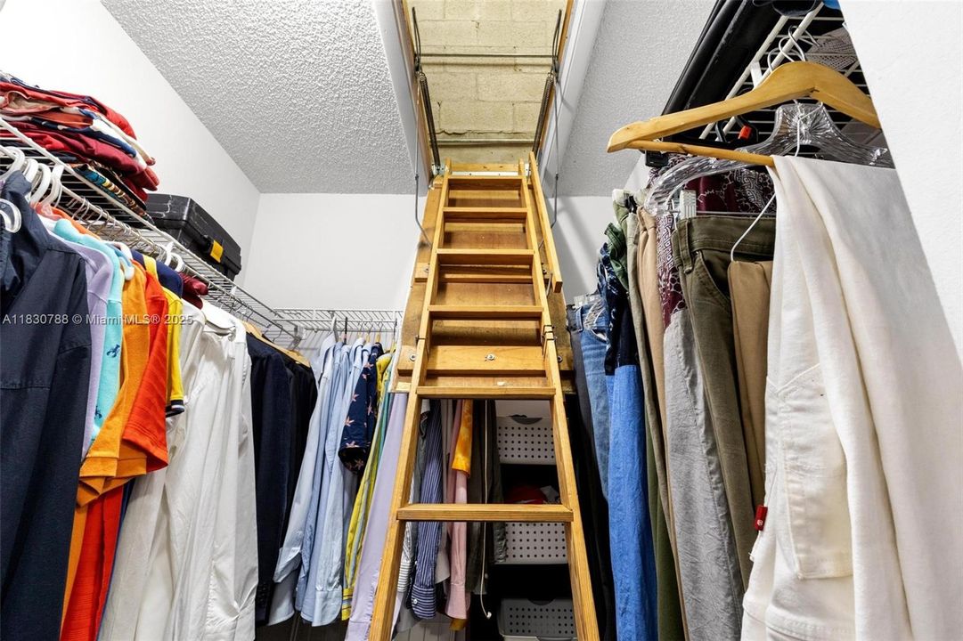 合同活跃: $299,000 (2 贝兹, 2 浴室, 1191 平方英尺)