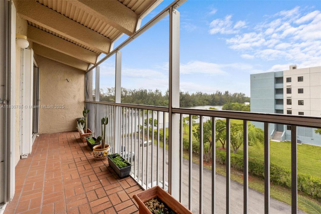 合同活跃: $299,000 (2 贝兹, 2 浴室, 1191 平方英尺)