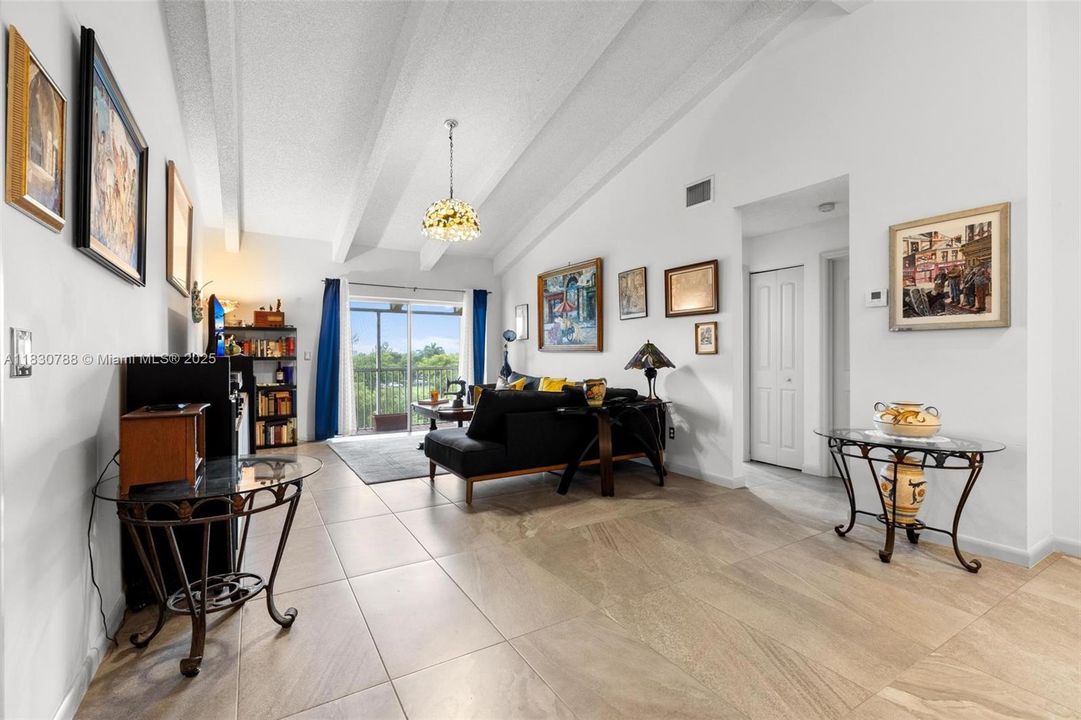 合同活跃: $299,000 (2 贝兹, 2 浴室, 1191 平方英尺)