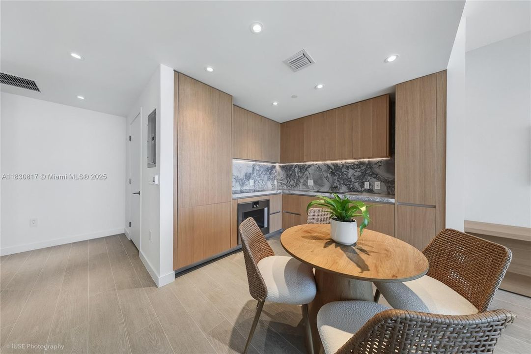 На продажу: $1,629,000 (1 спален, 1 ванн, 1010 Квадратных фут)