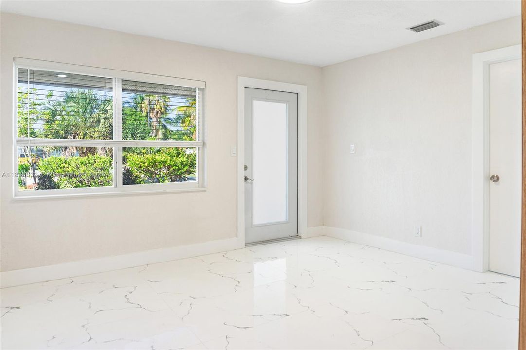 最近售出: $424,900 (3 贝兹, 1 浴室, 934 平方英尺)