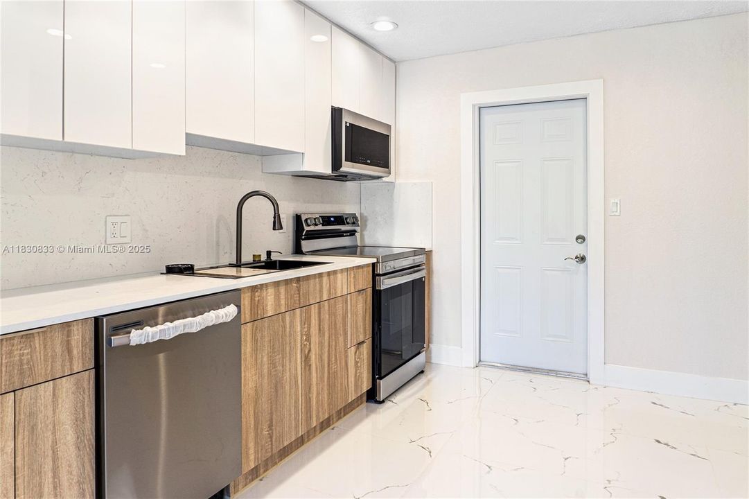 最近售出: $424,900 (3 贝兹, 1 浴室, 934 平方英尺)