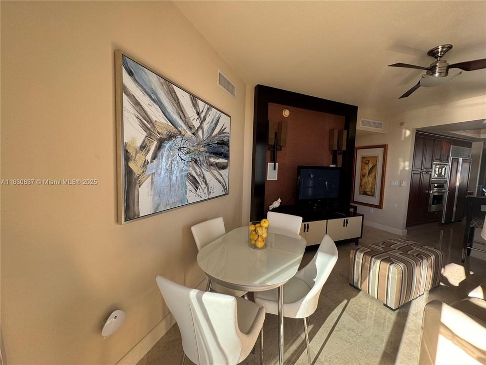 Recientemente alquilado: $23,000 (3 camas, 4 baños, 2736 Pies cuadrados)