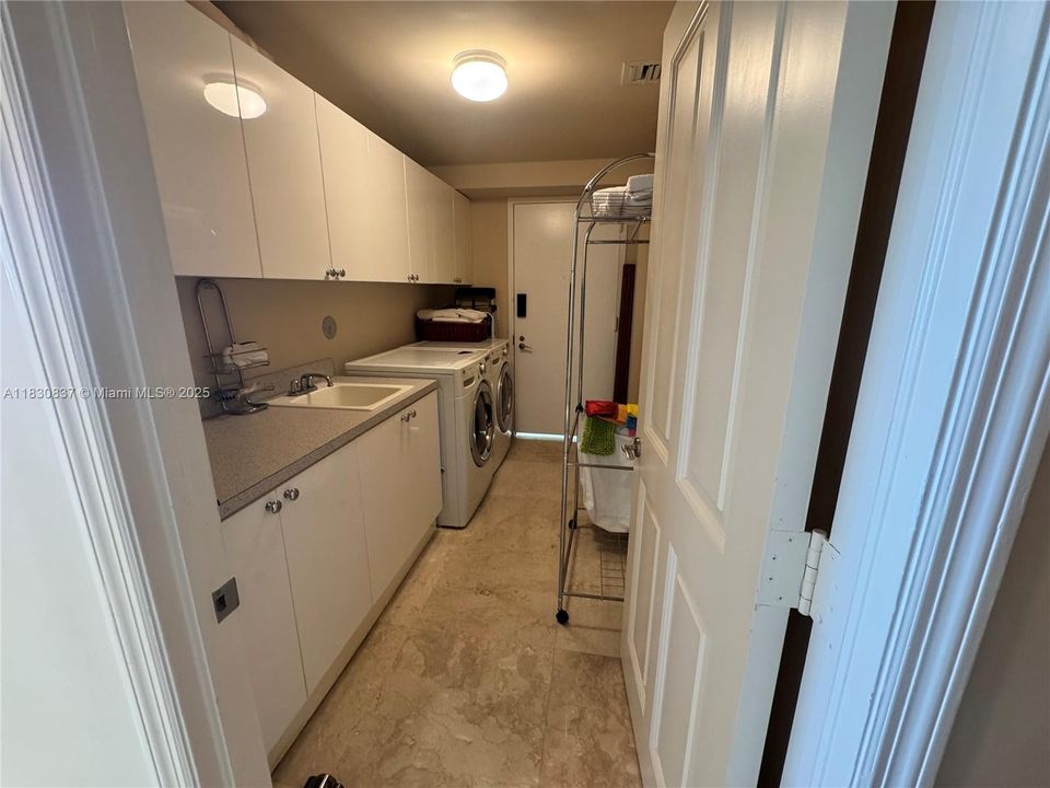 Recientemente alquilado: $23,000 (3 camas, 4 baños, 2736 Pies cuadrados)