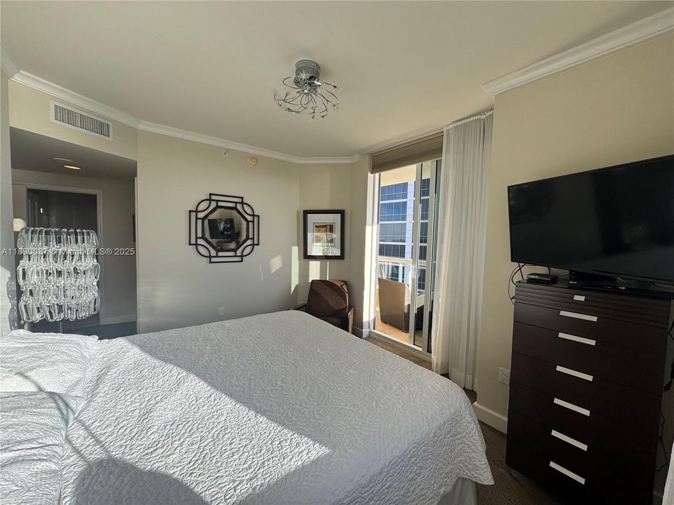 Recientemente alquilado: $23,000 (3 camas, 4 baños, 2736 Pies cuadrados)