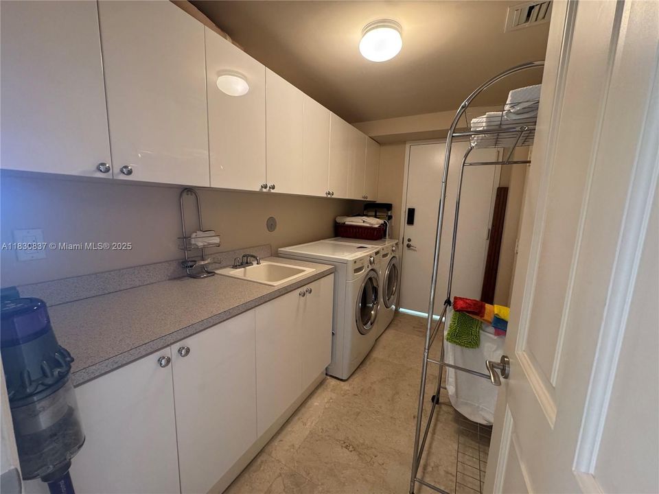 Recientemente alquilado: $23,000 (3 camas, 4 baños, 2736 Pies cuadrados)