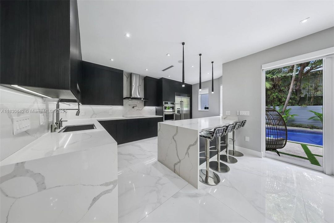 Recently Sold: $2,185,000 (3 beds, 2 baths, 2368 Square Feet)