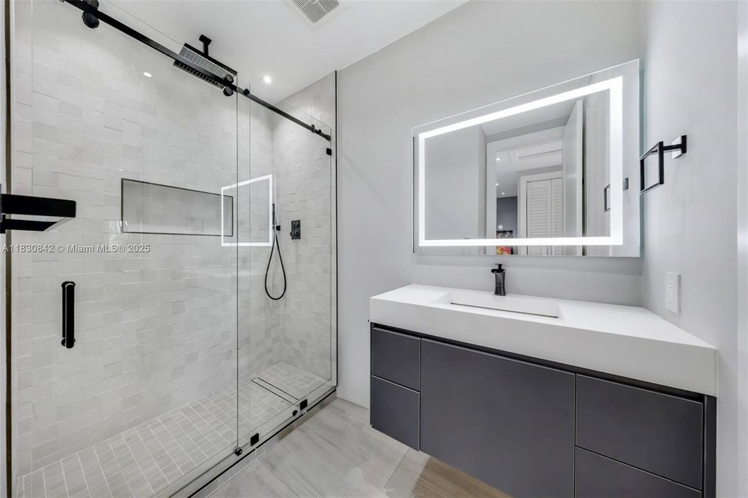 Recently Sold: $2,185,000 (3 beds, 2 baths, 2368 Square Feet)