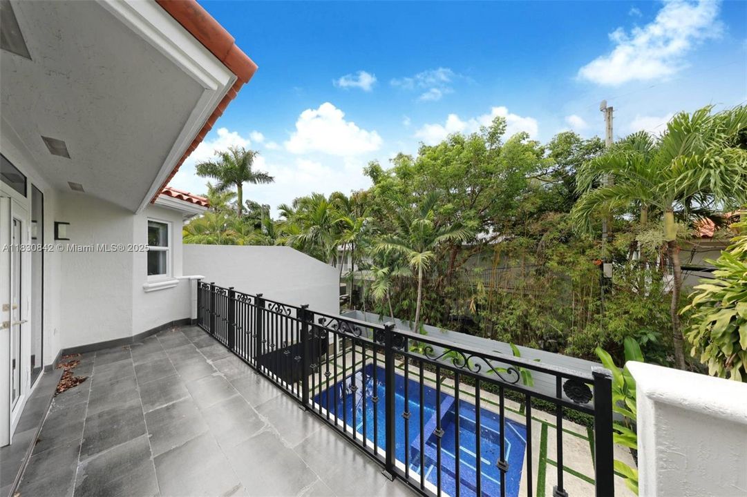 Recently Sold: $2,185,000 (3 beds, 2 baths, 2368 Square Feet)