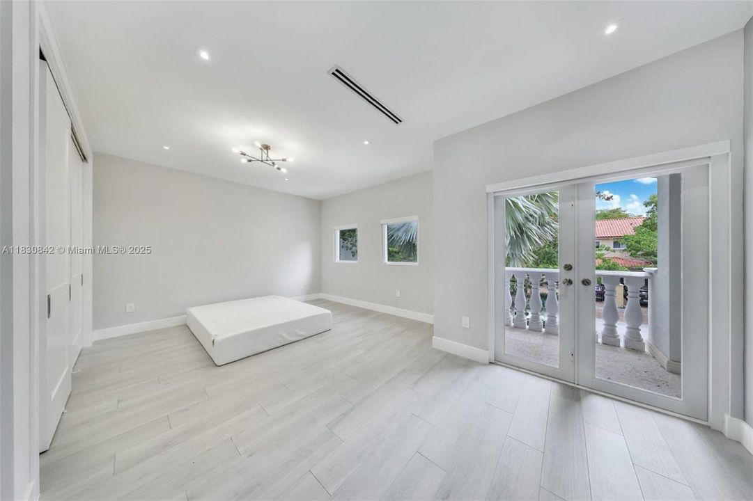 Recently Sold: $2,185,000 (3 beds, 2 baths, 2368 Square Feet)