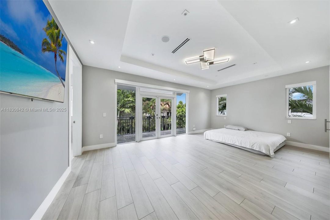 Recently Sold: $2,185,000 (3 beds, 2 baths, 2368 Square Feet)