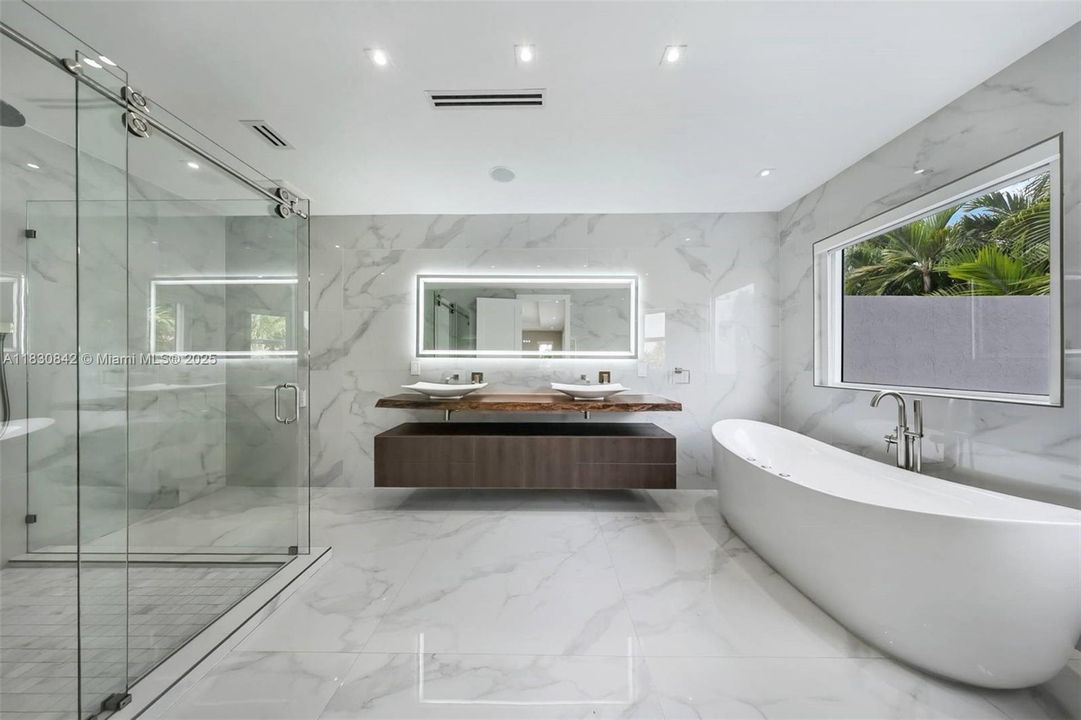 Recently Sold: $2,185,000 (3 beds, 2 baths, 2368 Square Feet)