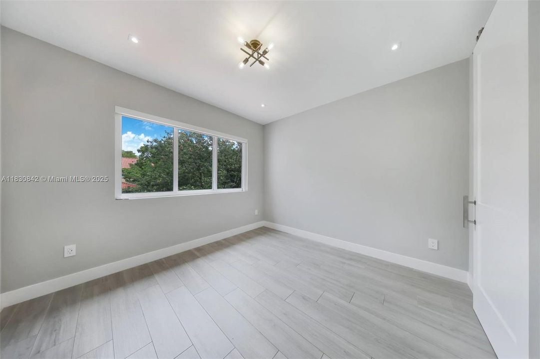 Recently Sold: $2,185,000 (3 beds, 2 baths, 2368 Square Feet)