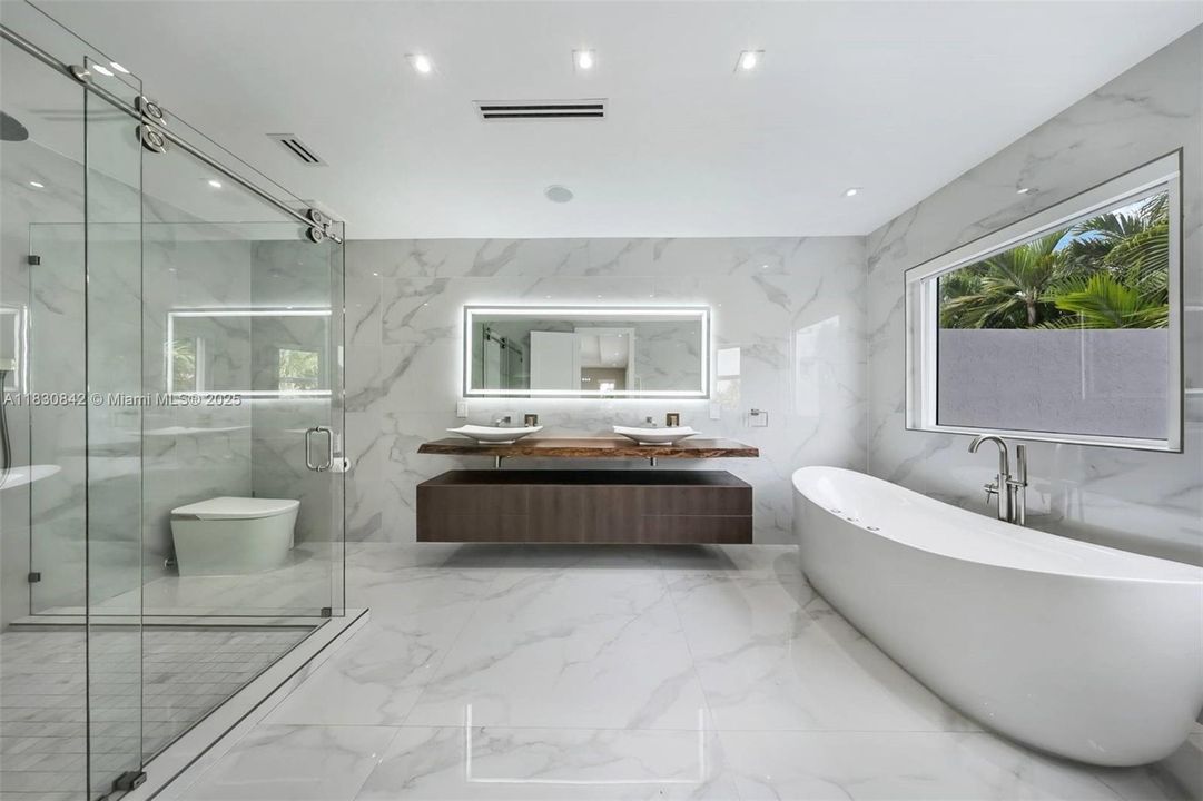 Recently Sold: $2,185,000 (3 beds, 2 baths, 2368 Square Feet)