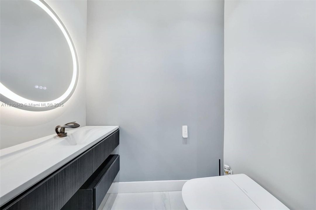 Recently Sold: $2,185,000 (3 beds, 2 baths, 2368 Square Feet)