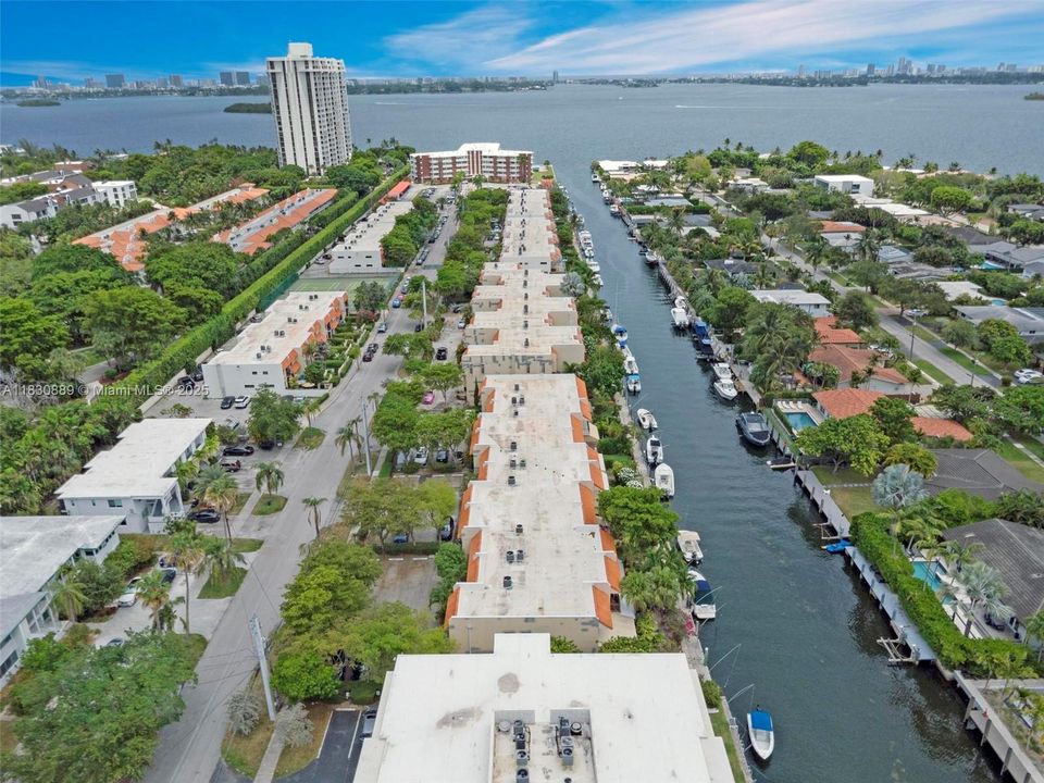 Недавно продано: $559,500 (2 спален, 2 ванн, 1728 Квадратных фут)