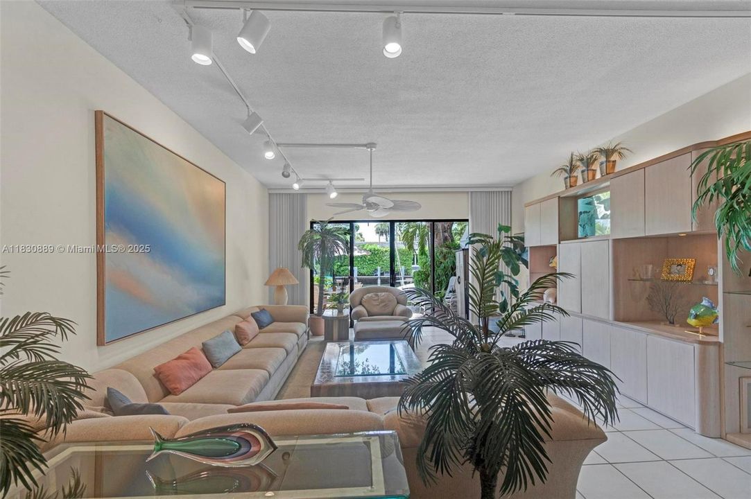 Недавно продано: $559,500 (2 спален, 2 ванн, 1728 Квадратных фут)