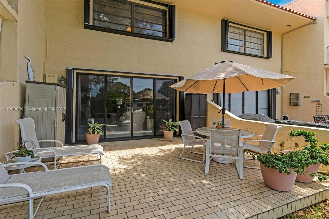 Недавно продано: $559,500 (2 спален, 2 ванн, 1728 Квадратных фут)