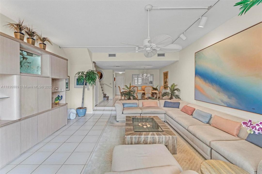 Недавно продано: $559,500 (2 спален, 2 ванн, 1728 Квадратных фут)