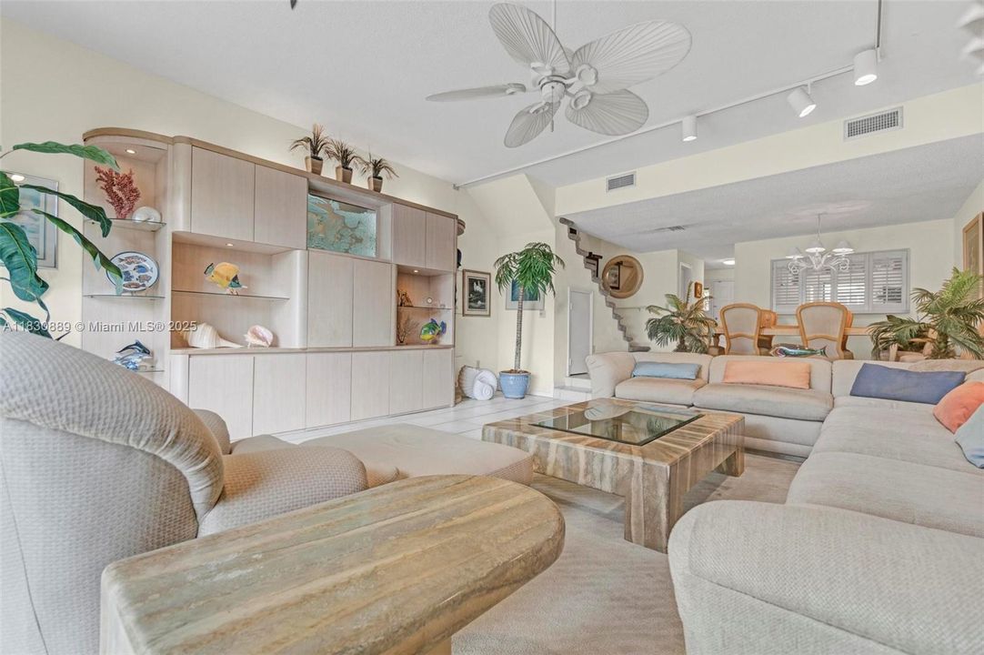 Недавно продано: $559,500 (2 спален, 2 ванн, 1728 Квадратных фут)