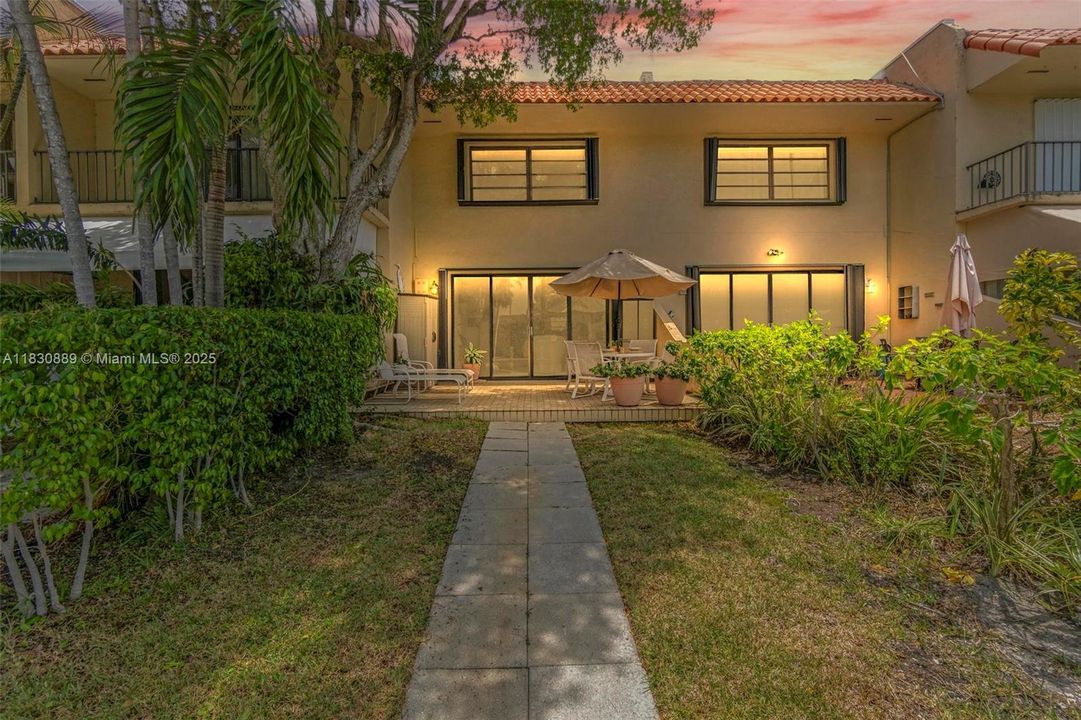 Недавно продано: $559,500 (2 спален, 2 ванн, 1728 Квадратных фут)