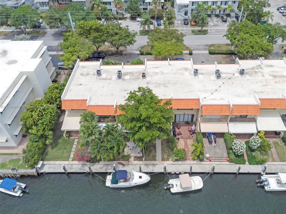 Недавно продано: $559,500 (2 спален, 2 ванн, 1728 Квадратных фут)