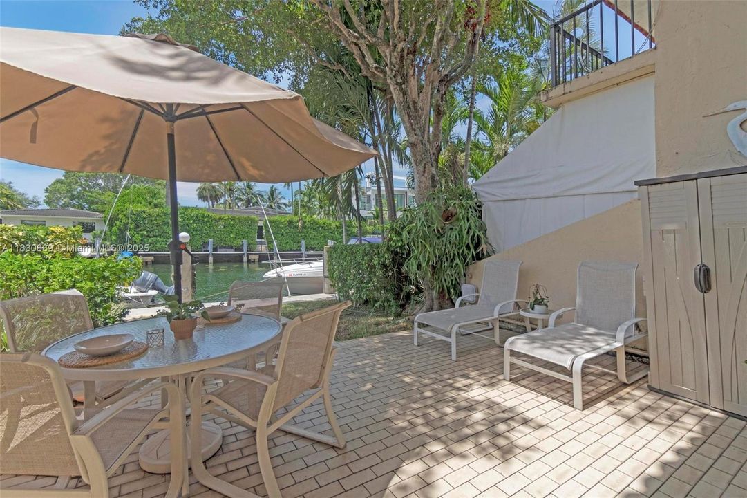 Недавно продано: $559,500 (2 спален, 2 ванн, 1728 Квадратных фут)