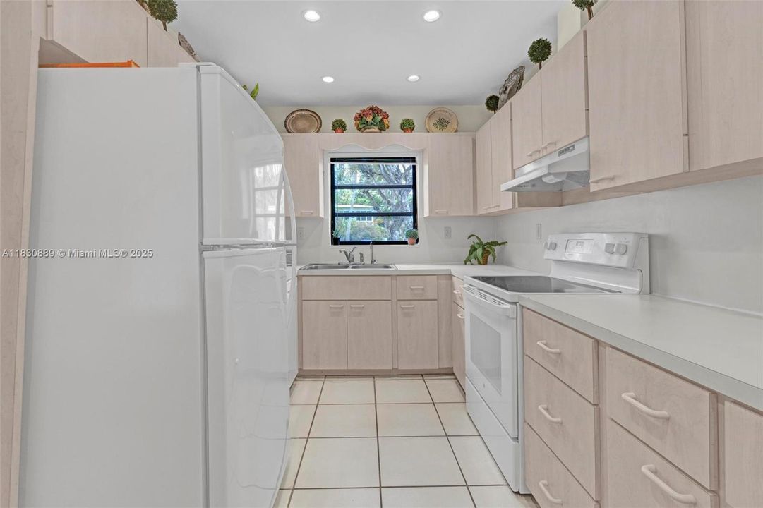 Недавно продано: $559,500 (2 спален, 2 ванн, 1728 Квадратных фут)