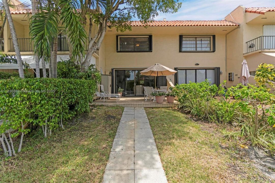 Недавно продано: $559,500 (2 спален, 2 ванн, 1728 Квадратных фут)