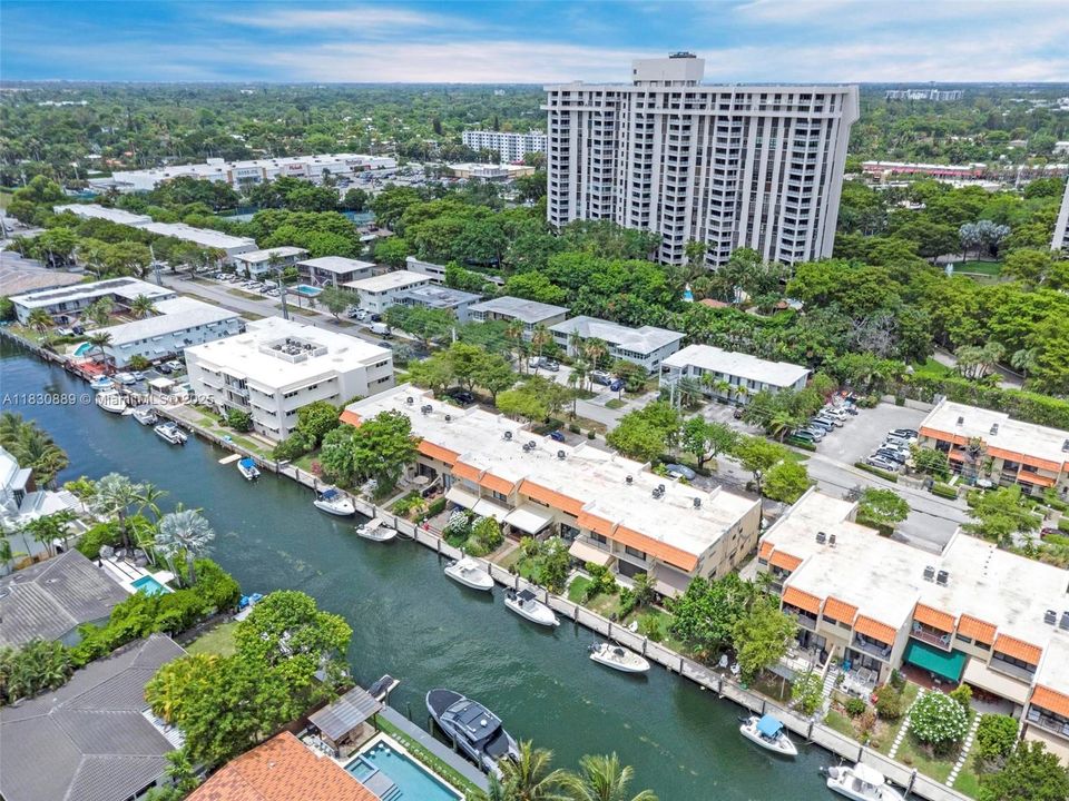 Недавно продано: $559,500 (2 спален, 2 ванн, 1728 Квадратных фут)