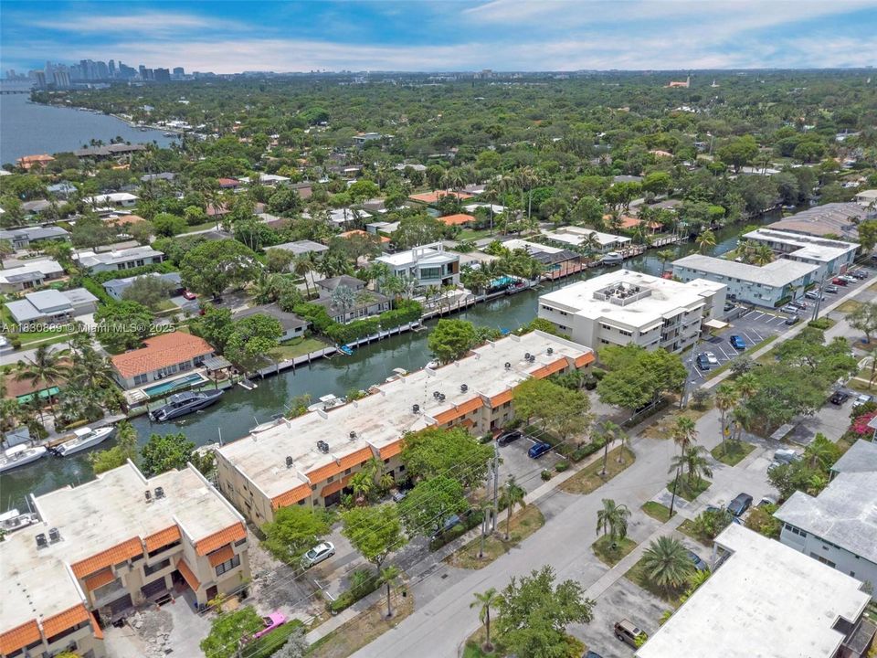 Недавно продано: $559,500 (2 спален, 2 ванн, 1728 Квадратных фут)