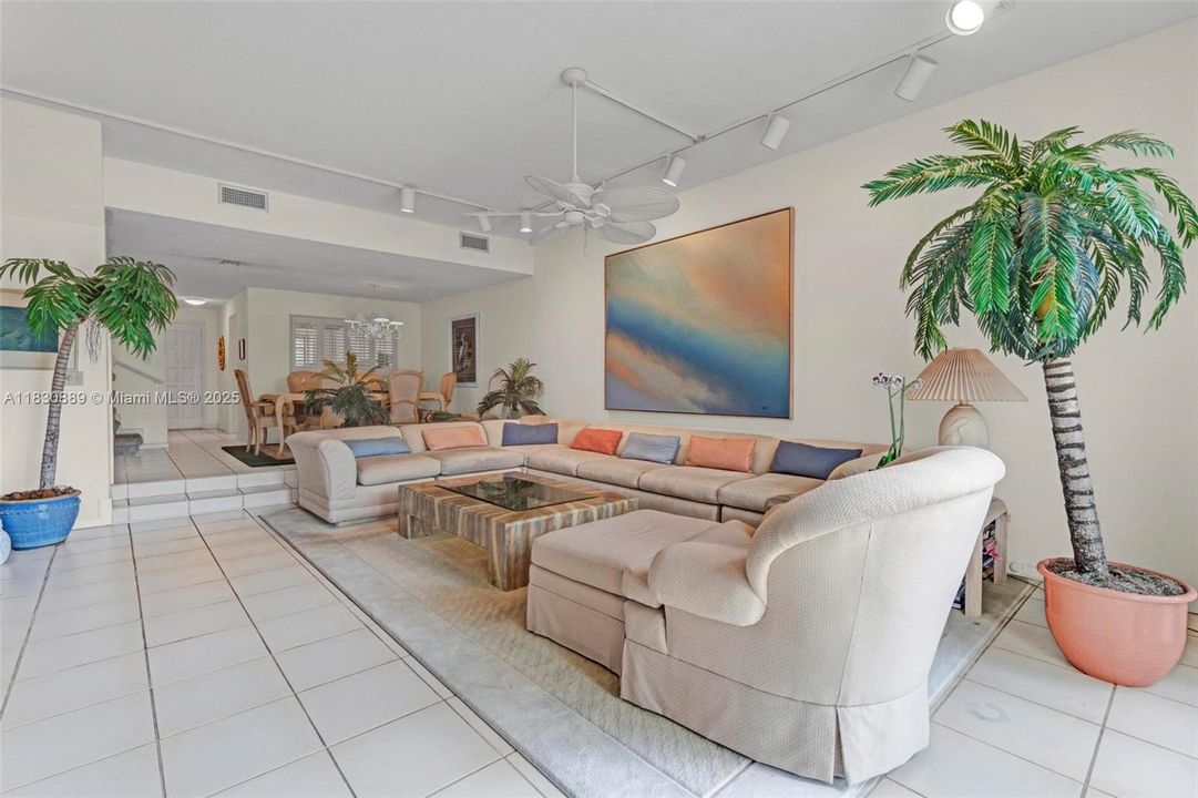 Недавно продано: $559,500 (2 спален, 2 ванн, 1728 Квадратных фут)