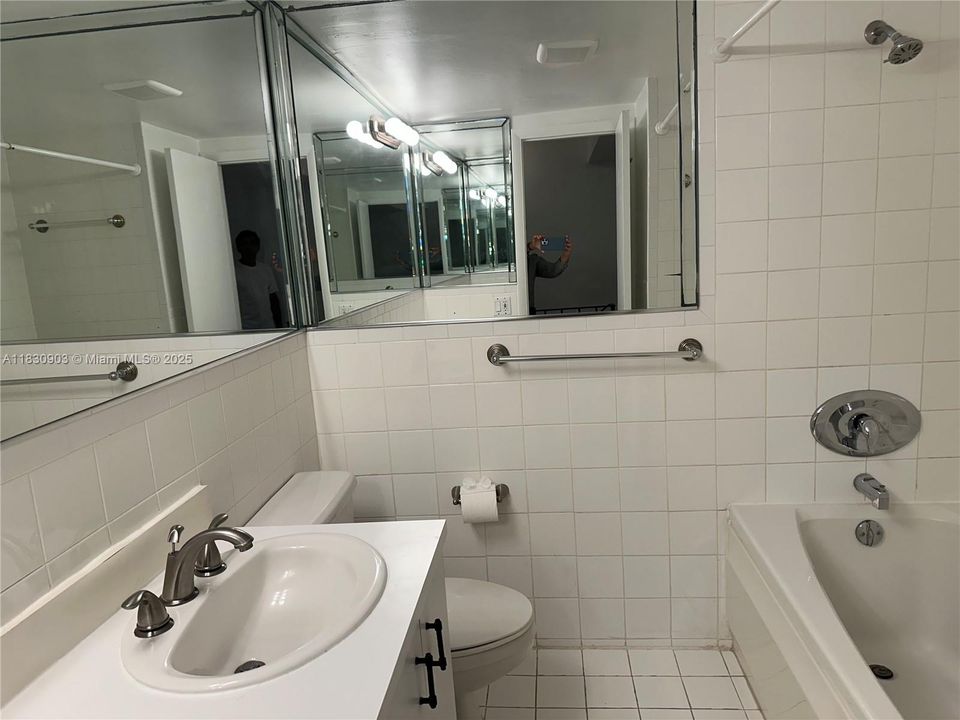 BATHROOM WITH JACUZZI