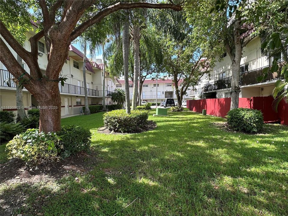 VILLAS OF PINECREST GARDEN