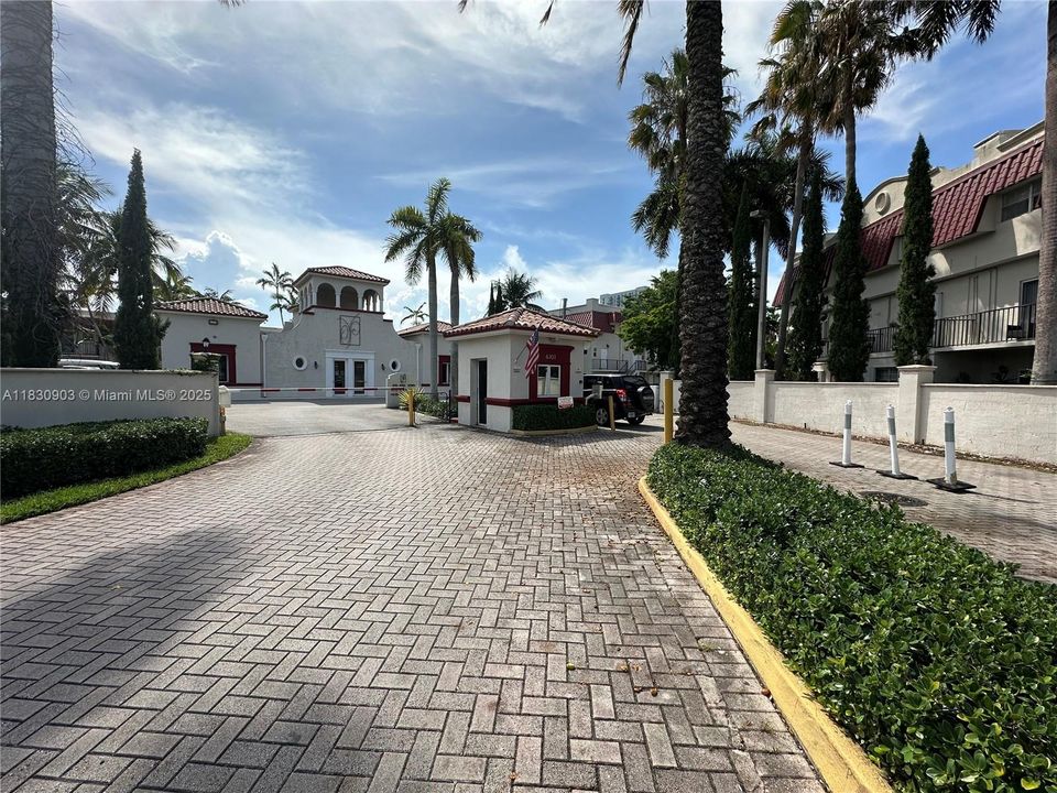 VILLAS OF PINECREST ENTRANCE