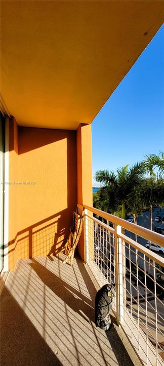 Private balcony with SE-views to palm trees, park and bay.