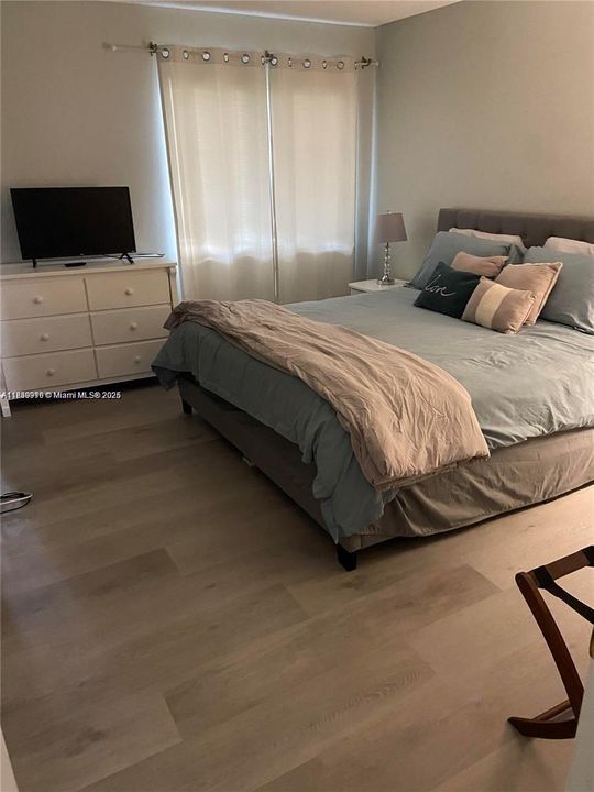 待售: $329,000 (1 贝兹, 1 浴室, 860 平方英尺)