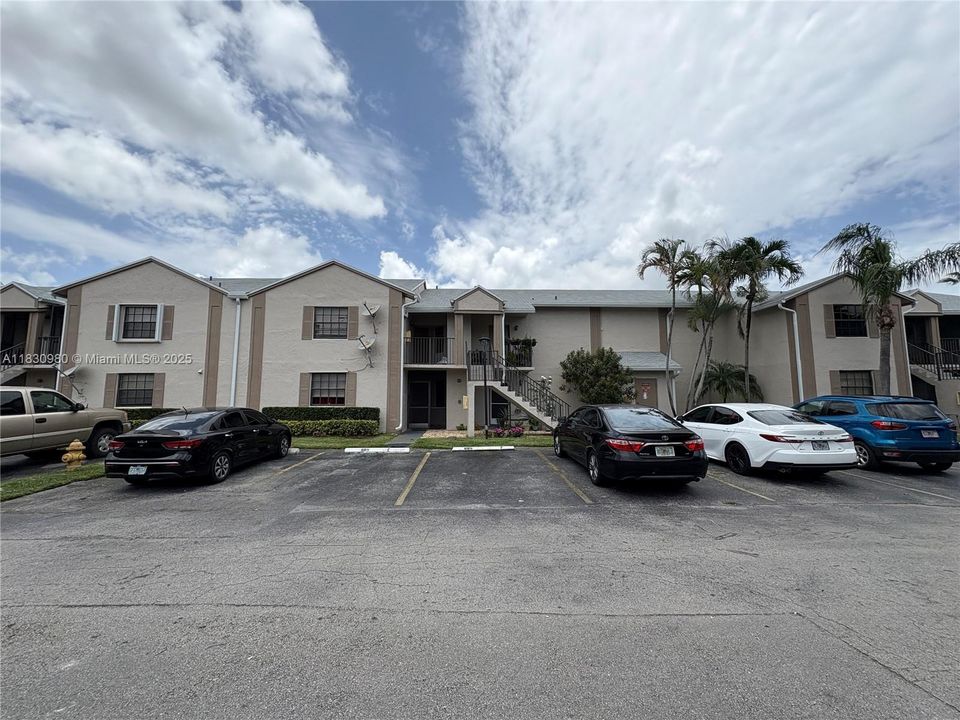 Active With Contract: $162,000 (1 beds, 1 baths, 685 Square Feet)