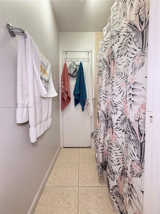 Active With Contract: $162,000 (1 beds, 1 baths, 685 Square Feet)