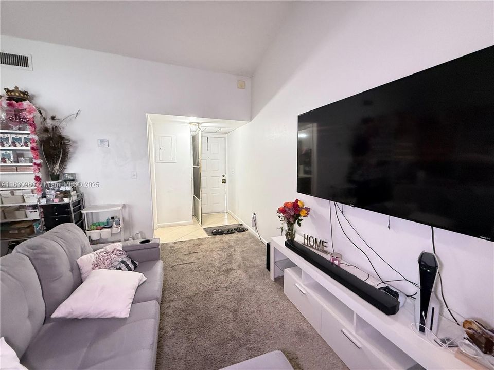 Active With Contract: $162,000 (1 beds, 1 baths, 685 Square Feet)