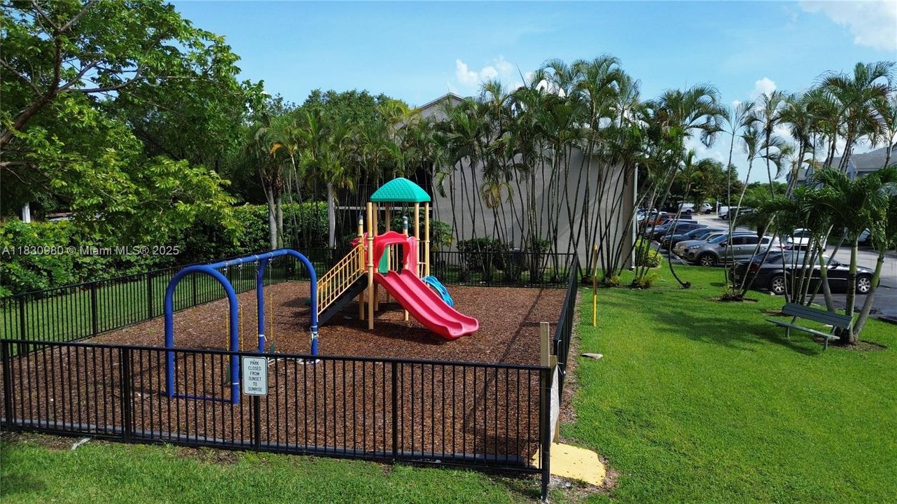 Active With Contract: $162,000 (1 beds, 1 baths, 685 Square Feet)