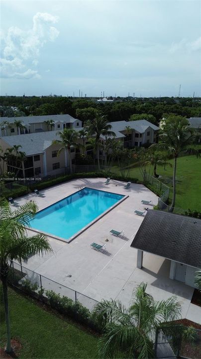 Active With Contract: $162,000 (1 beds, 1 baths, 685 Square Feet)