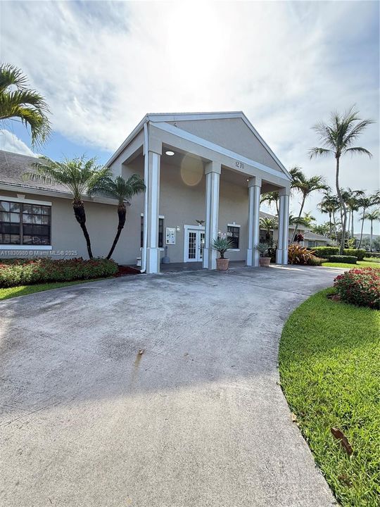 Active With Contract: $162,000 (1 beds, 1 baths, 685 Square Feet)