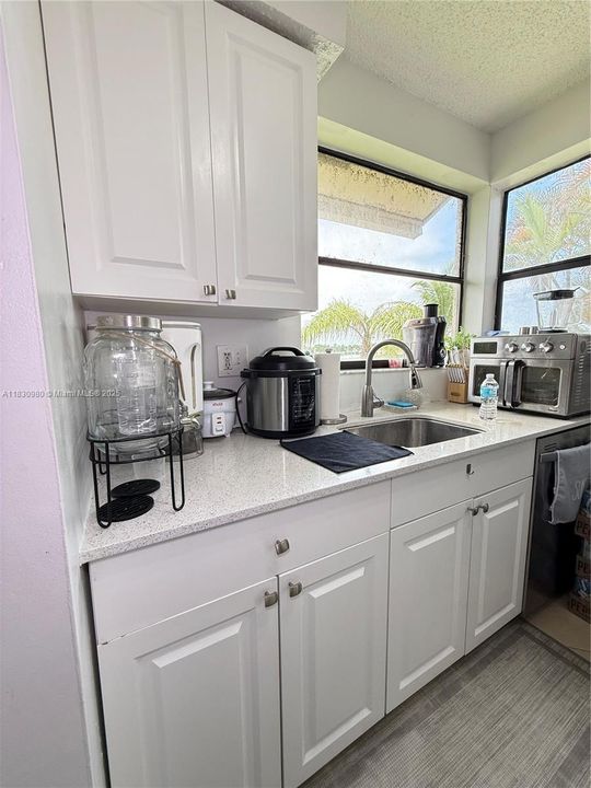 Active With Contract: $162,000 (1 beds, 1 baths, 685 Square Feet)