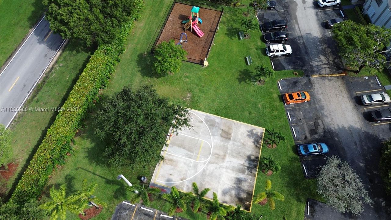 Active With Contract: $162,000 (1 beds, 1 baths, 685 Square Feet)